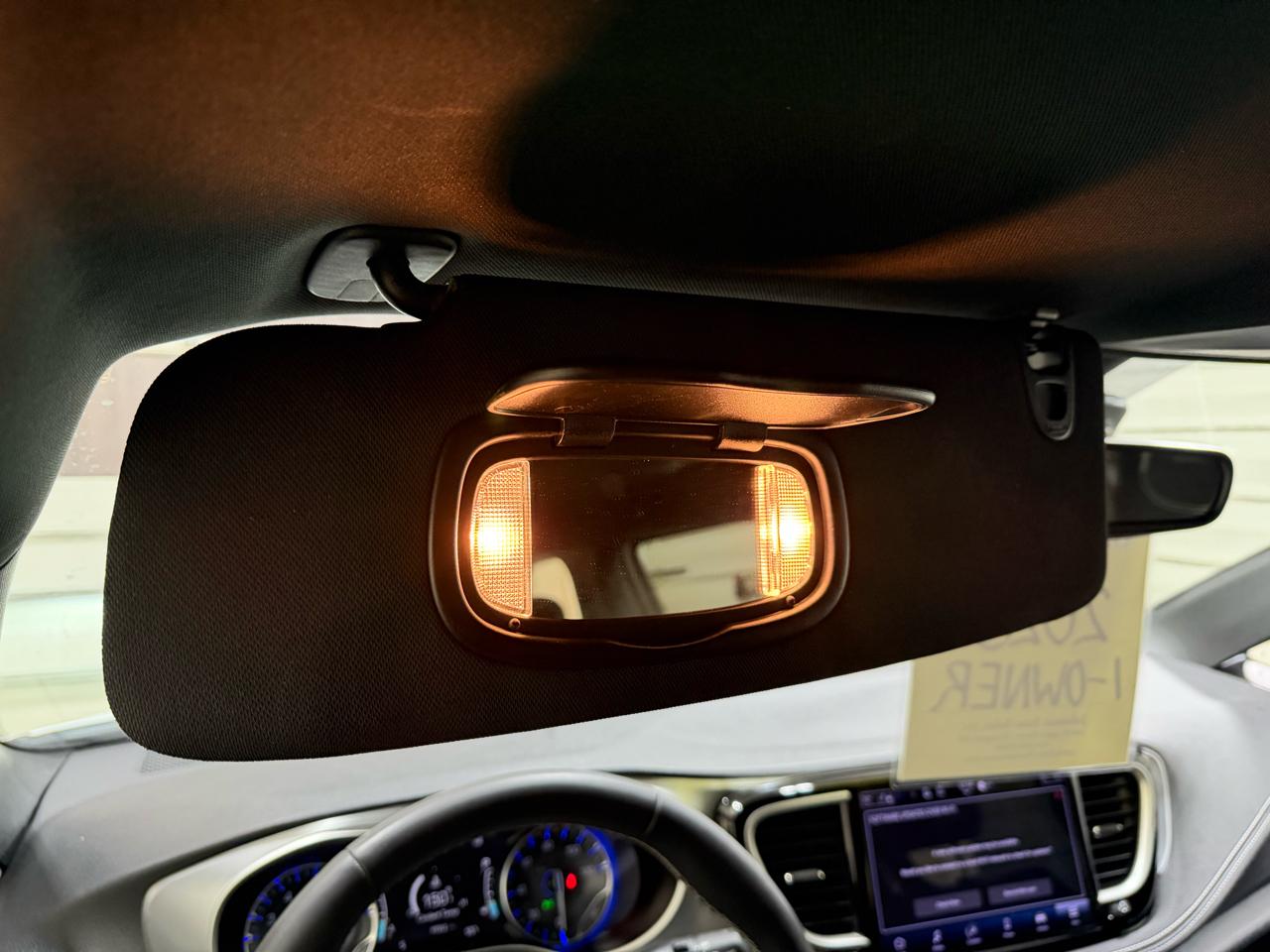 Chrysler Pacifica Touring FWD 2023