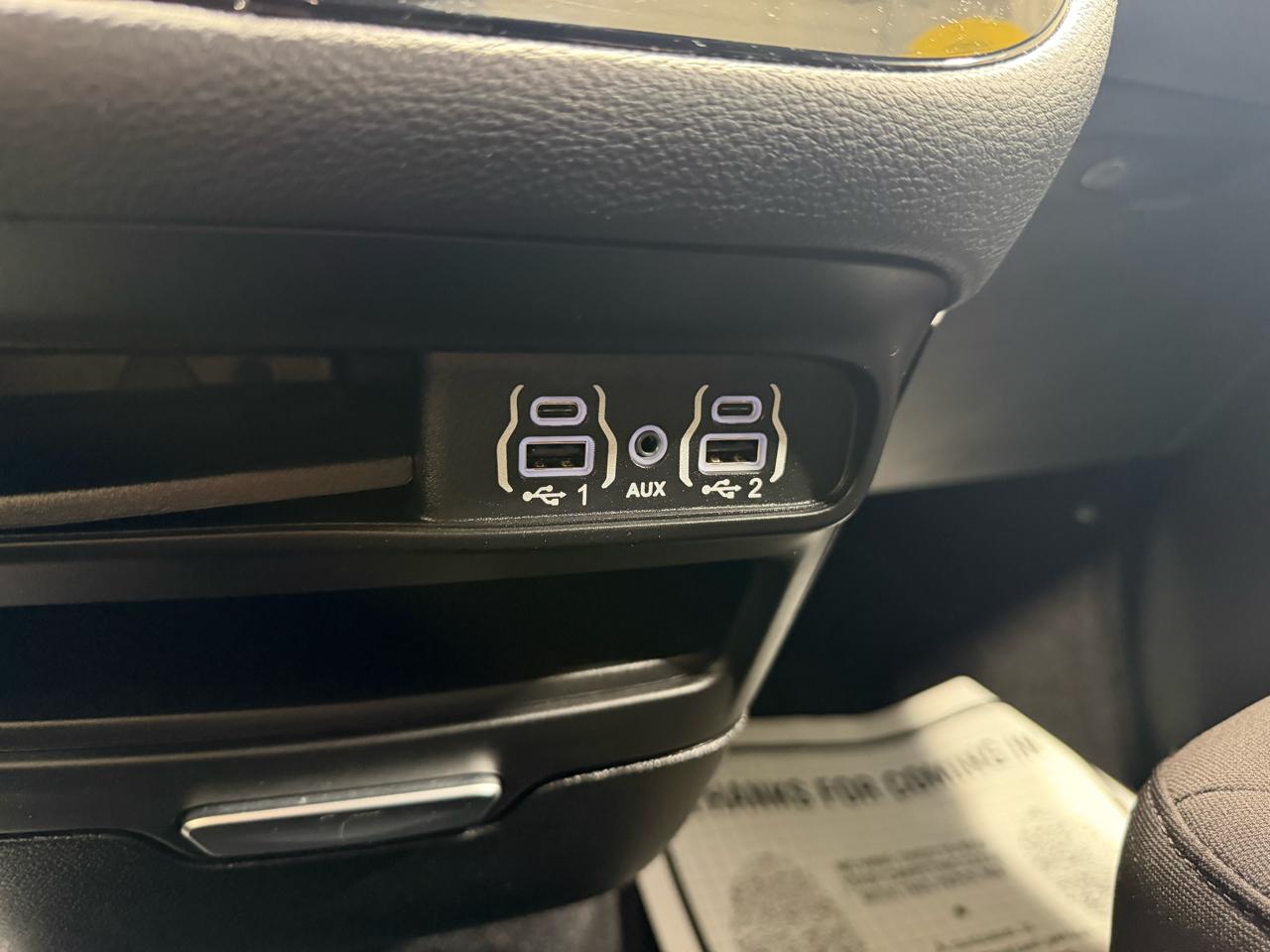 Chrysler Pacifica Touring FWD 2023