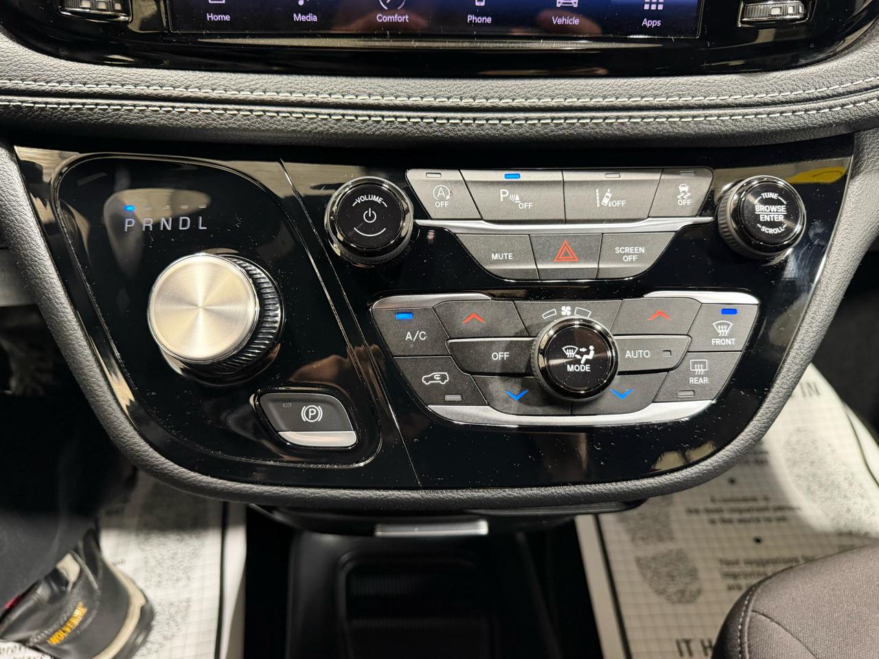 Chrysler Pacifica Touring FWD 2023