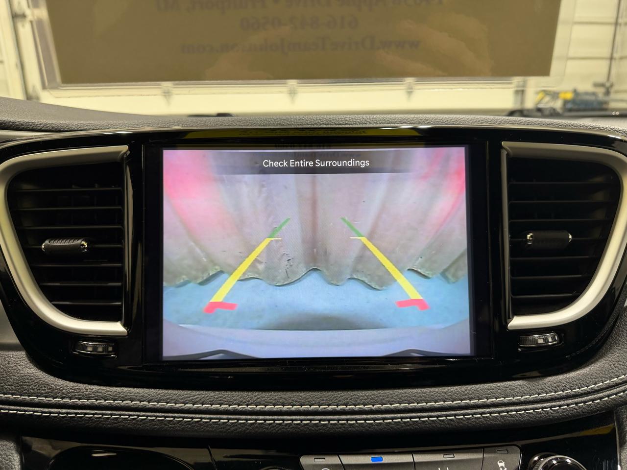 Chrysler Pacifica Touring FWD 2023