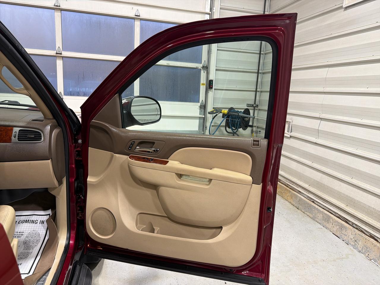 Chevrolet Suburban 4WD 4dr 1500 LTZ 2011