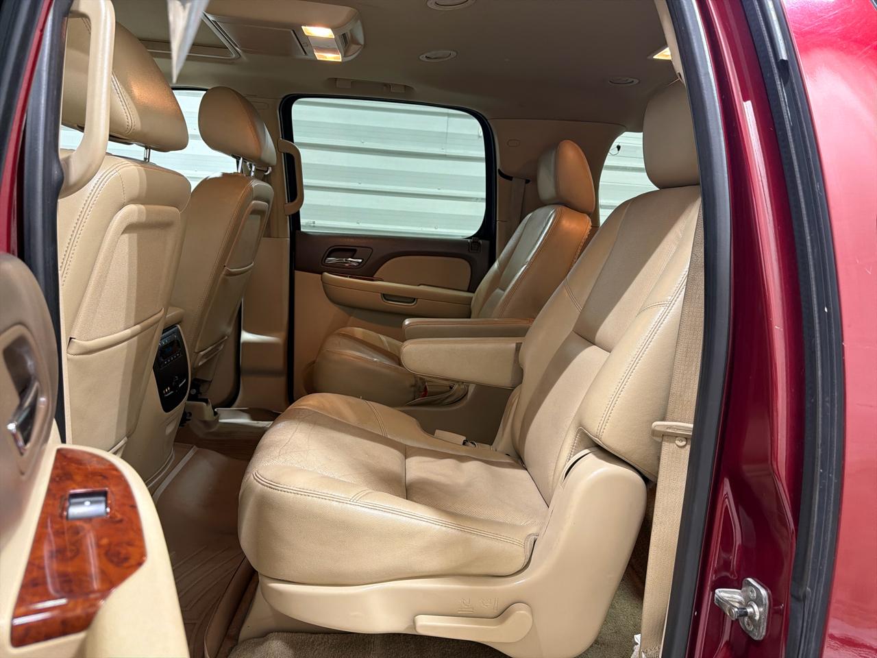 Chevrolet Suburban 4WD 4dr 1500 LTZ 2011