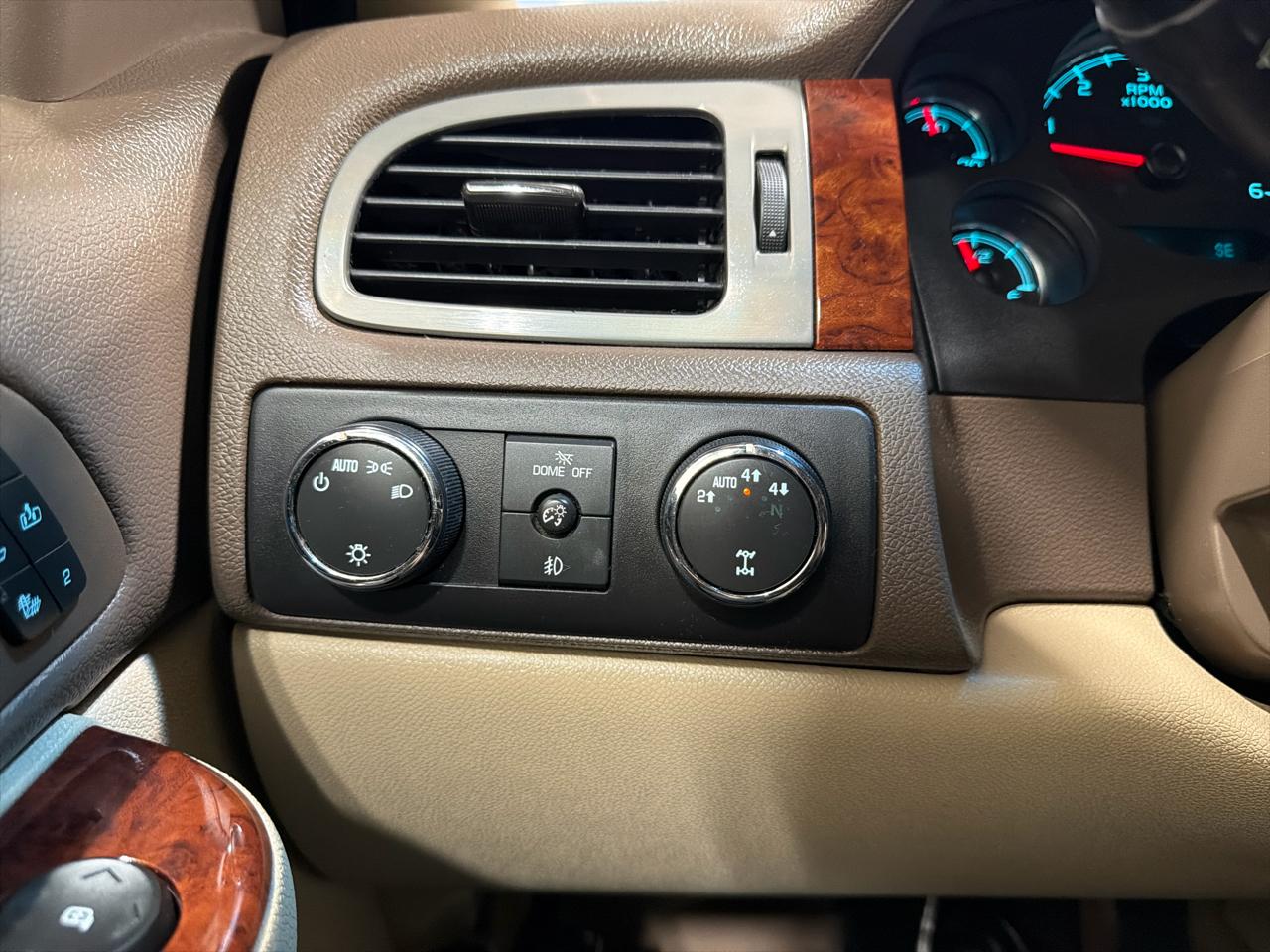 Chevrolet Suburban 4WD 4dr 1500 LTZ 2011