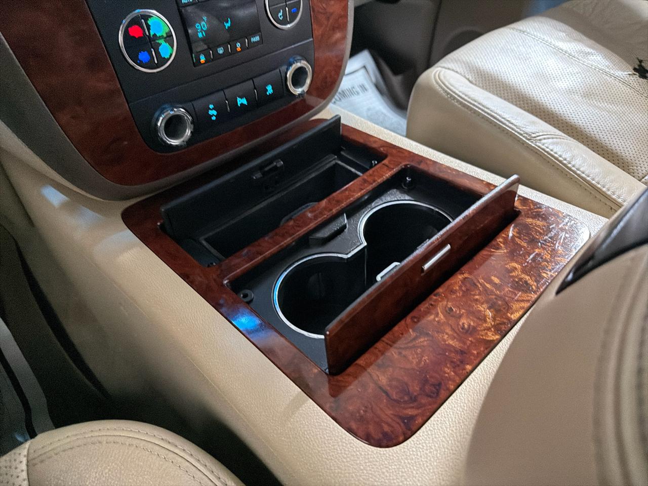 Chevrolet Suburban 4WD 4dr 1500 LTZ 2011