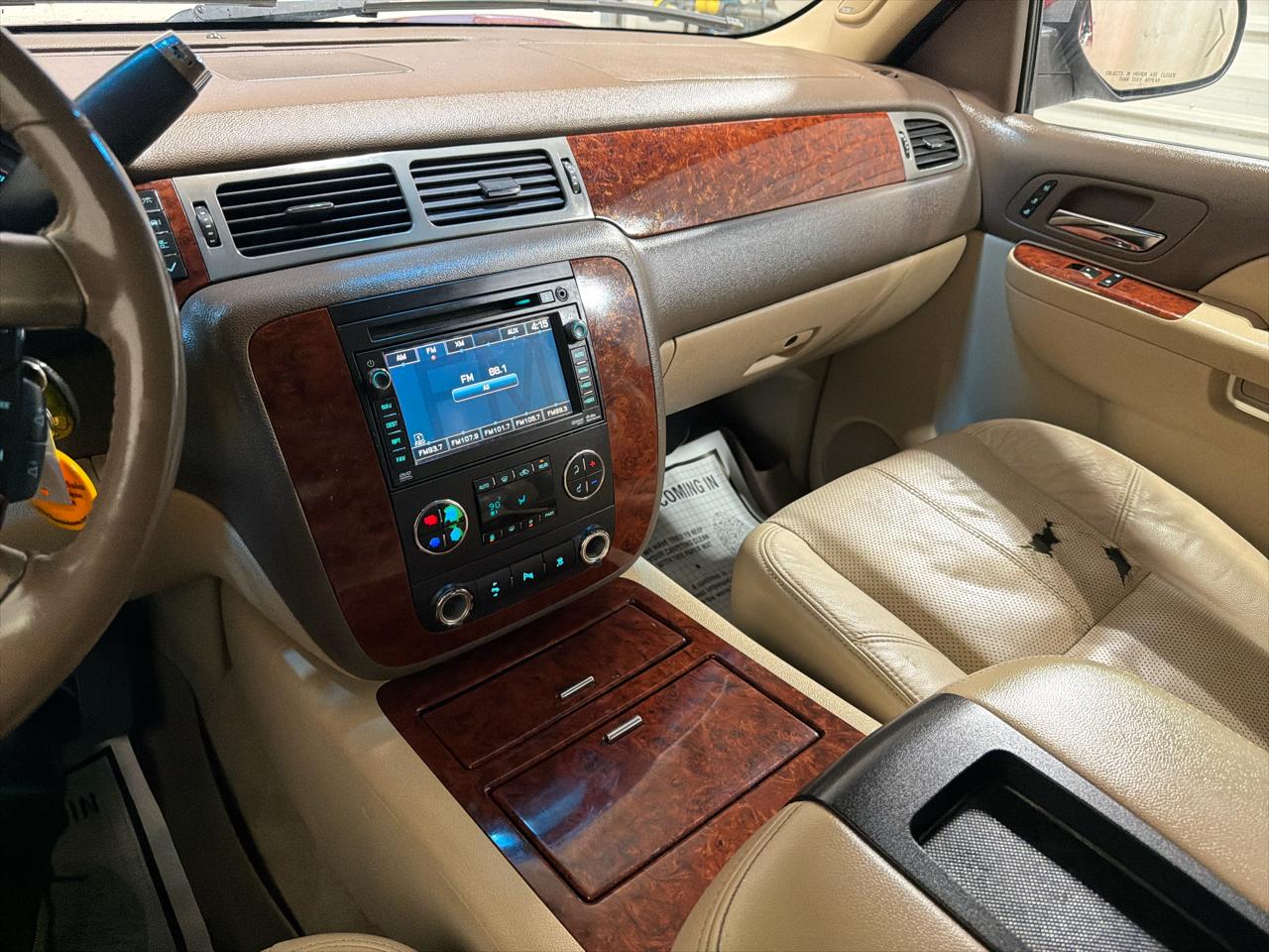 Chevrolet Suburban 4WD 4dr 1500 LTZ 2011