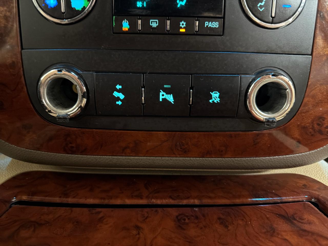 Chevrolet Suburban 4WD 4dr 1500 LTZ 2011