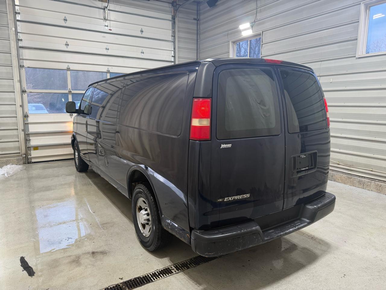 Chevrolet Express Cargo Van RWD 2500 155" 2007