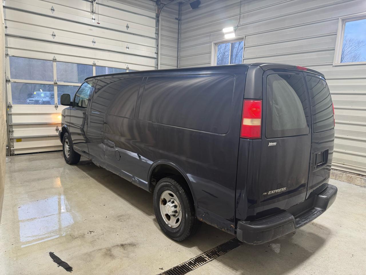 Chevrolet Express Cargo Van RWD 2500 155" 2007
