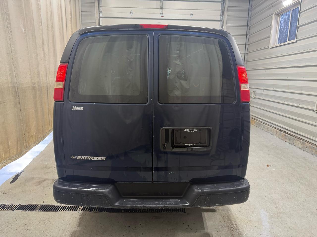 Chevrolet Express Cargo Van RWD 2500 155" 2007