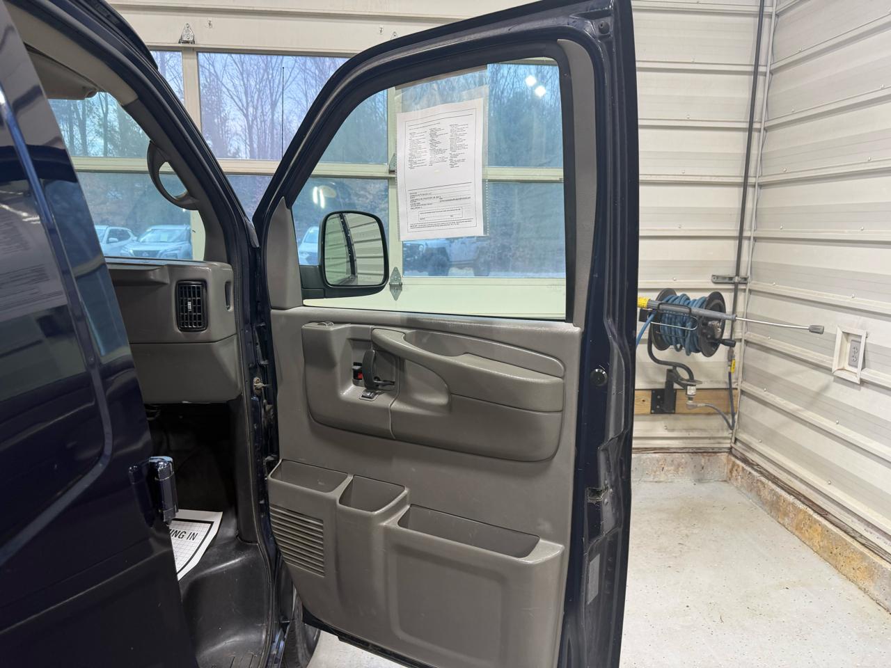 Chevrolet Express Cargo Van RWD 2500 155" 2007