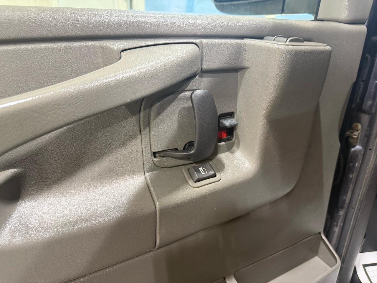 Chevrolet Express Cargo Van RWD 2500 155" 2007