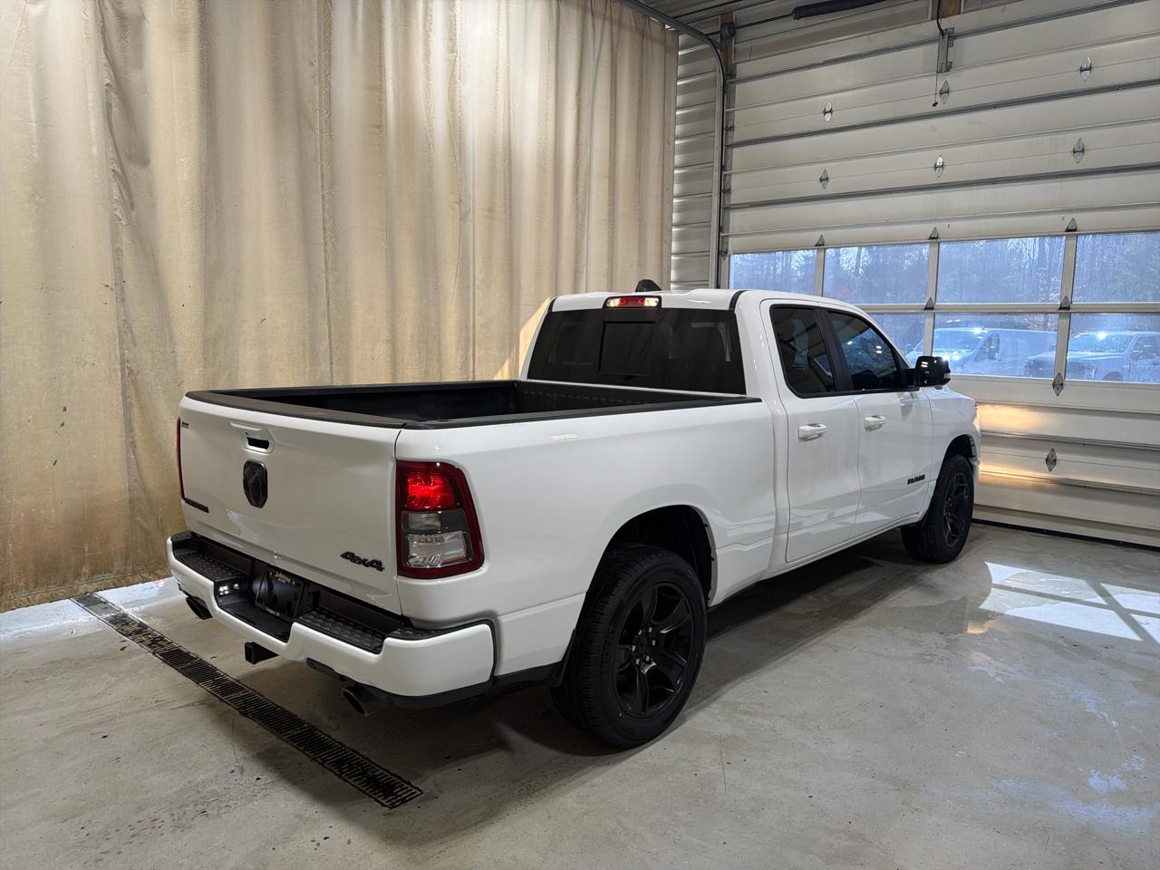 RAM 1500 Big Horn 4x4 Quad Cab 6'4" Box 2022