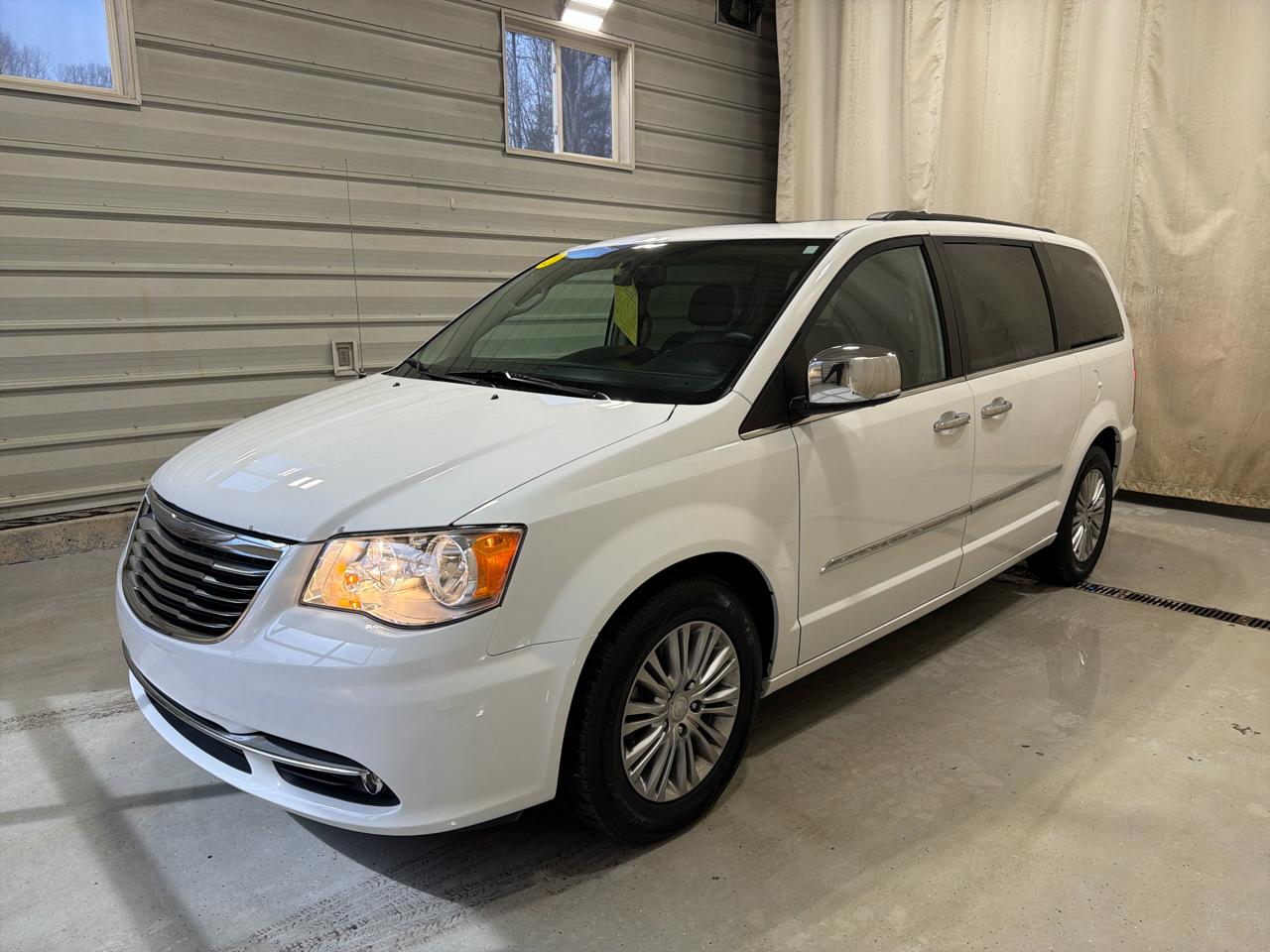 Chrysler Town & Country 4dr Wgn Touring-L Anniversary Edition 2016