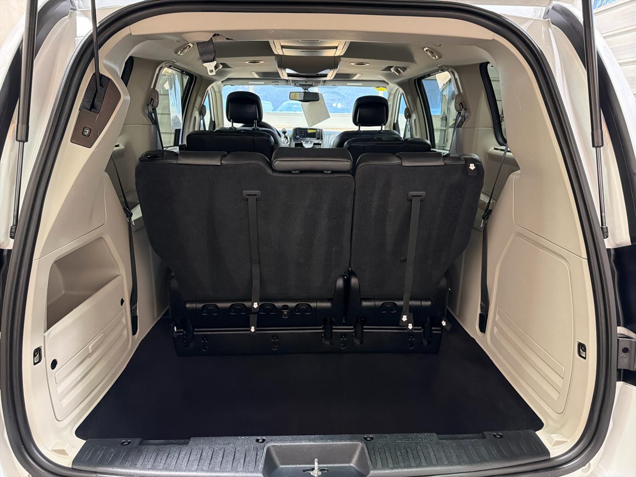 Chrysler Town & Country 4dr Wgn Touring-L Anniversary Edition 2016