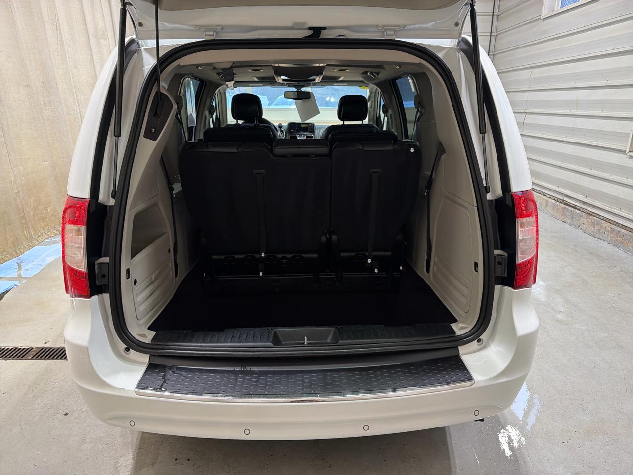 Chrysler Town & Country 4dr Wgn Touring-L Anniversary Edition 2016