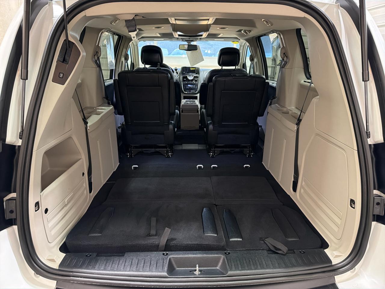 Chrysler Town & Country 4dr Wgn Touring-L Anniversary Edition 2016