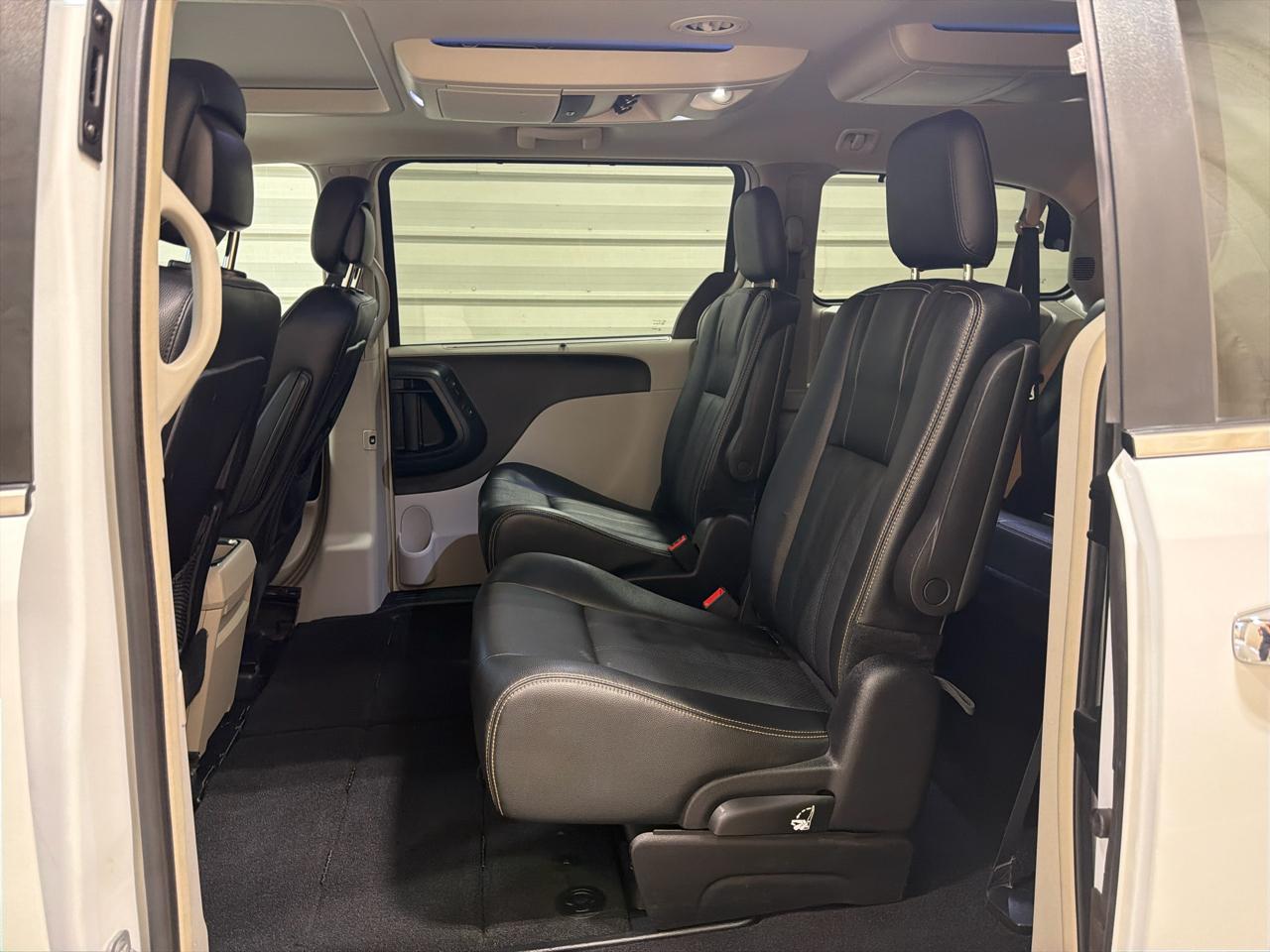 Chrysler Town & Country 4dr Wgn Touring-L Anniversary Edition 2016