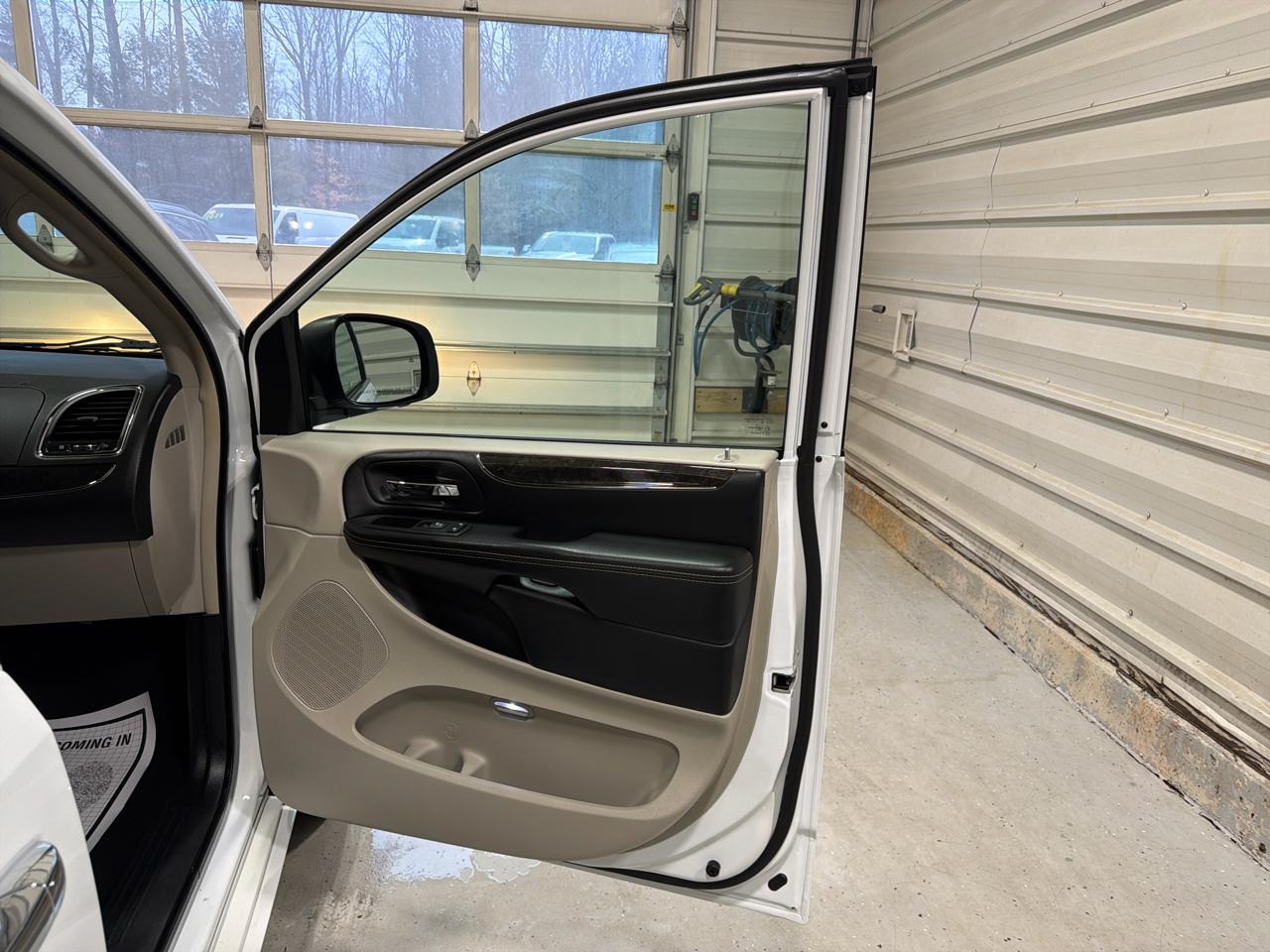 Chrysler Town & Country 4dr Wgn Touring-L Anniversary Edition 2016