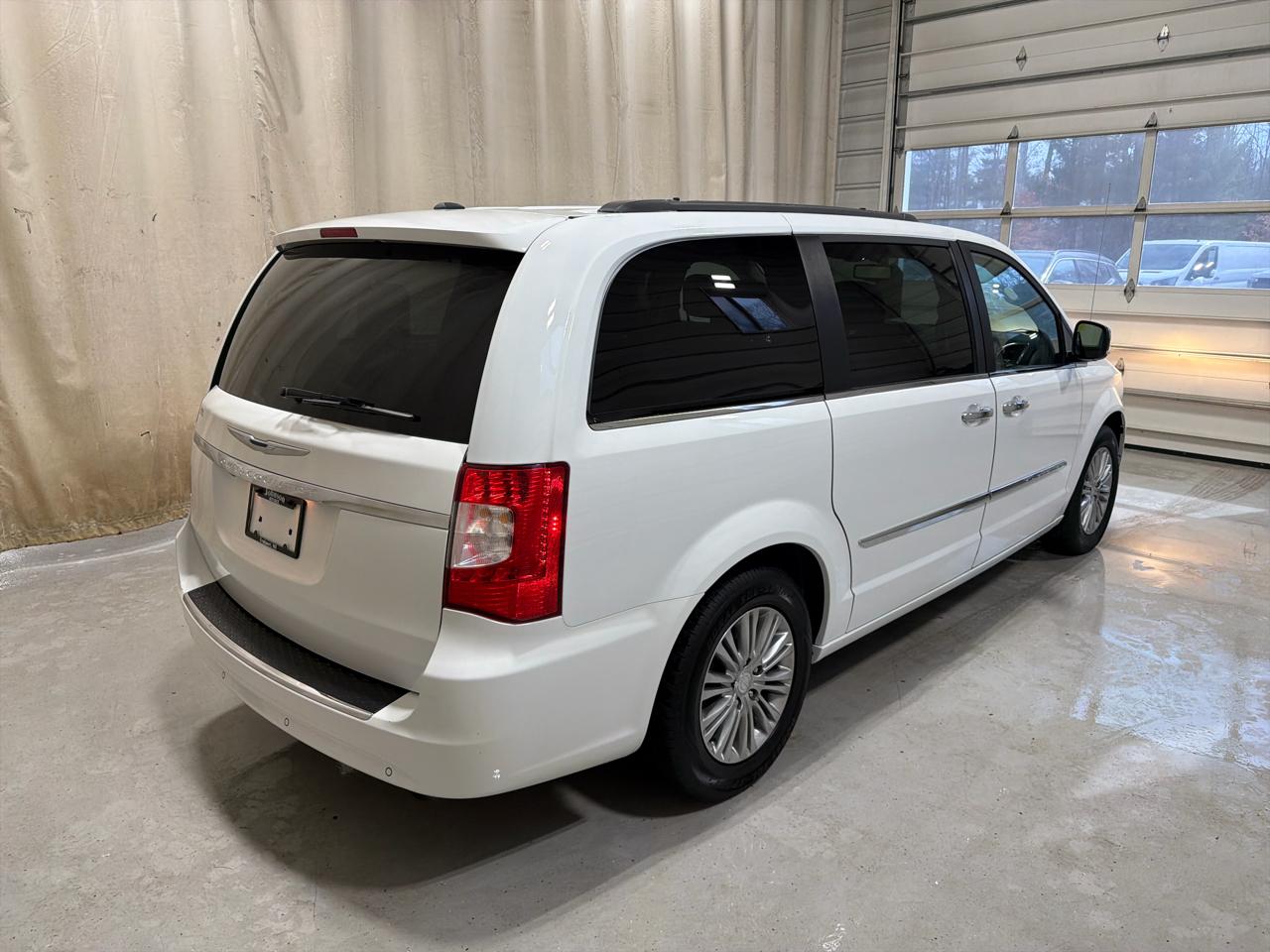 Chrysler Town & Country 4dr Wgn Touring-L Anniversary Edition 2016