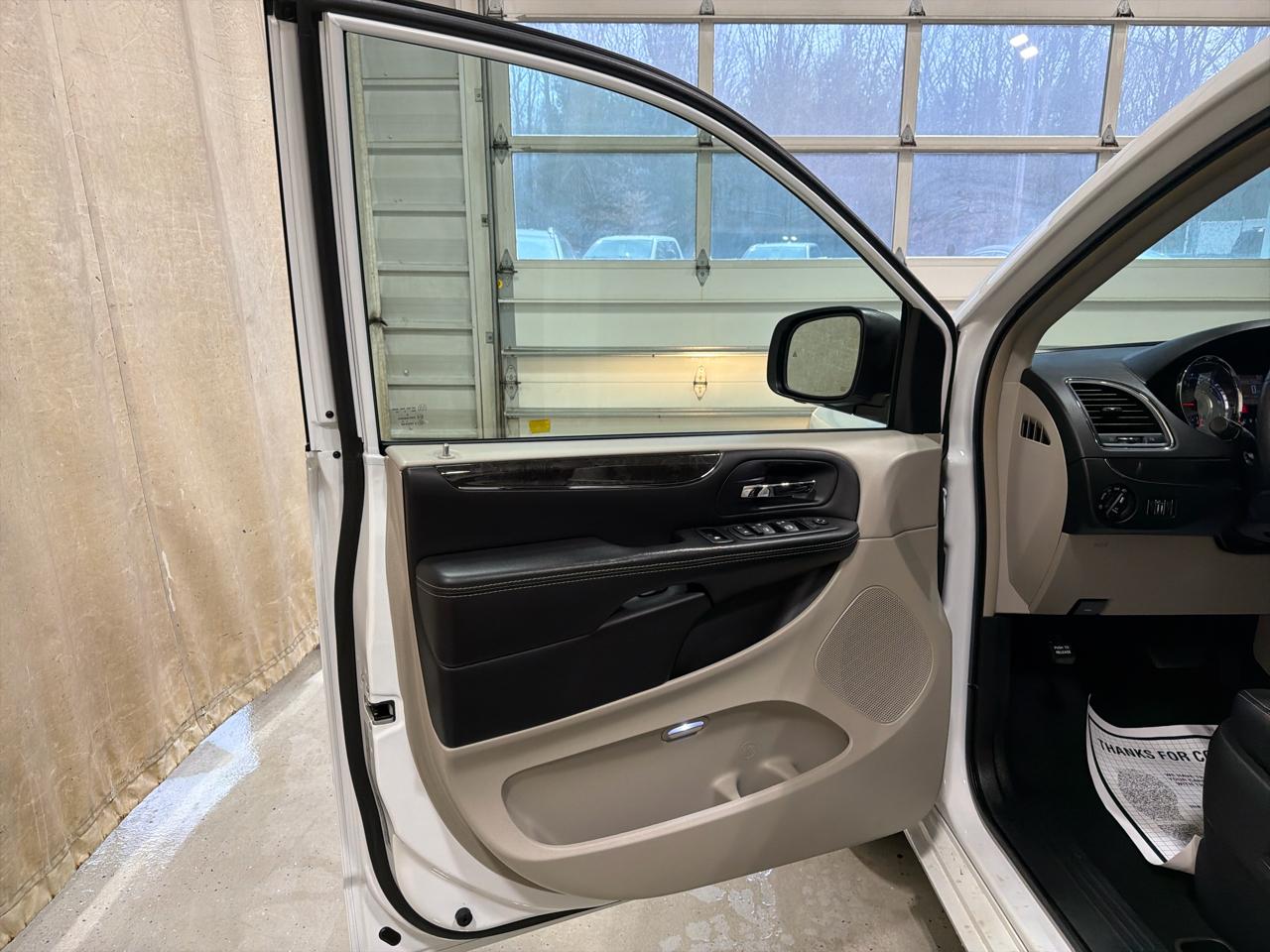 Chrysler Town & Country 4dr Wgn Touring-L Anniversary Edition 2016