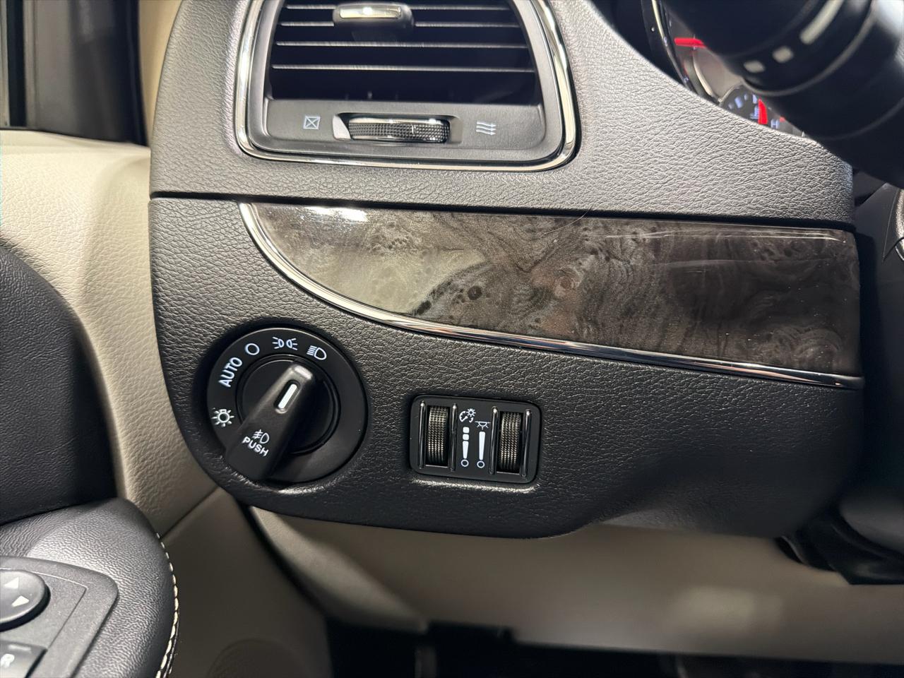 Chrysler Town & Country 4dr Wgn Touring-L Anniversary Edition 2016