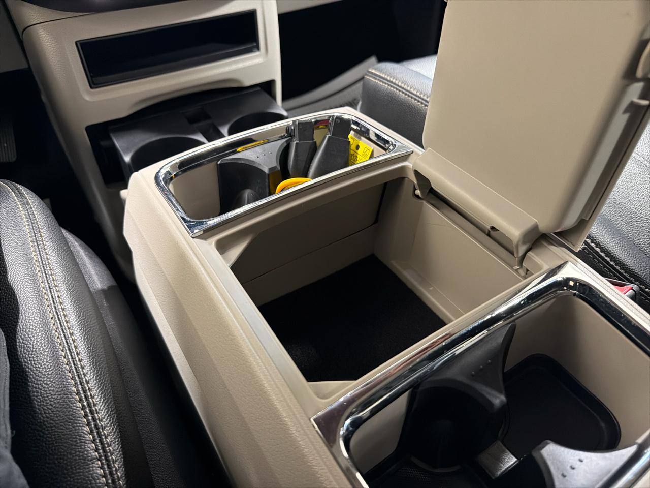 Chrysler Town & Country 4dr Wgn Touring-L Anniversary Edition 2016