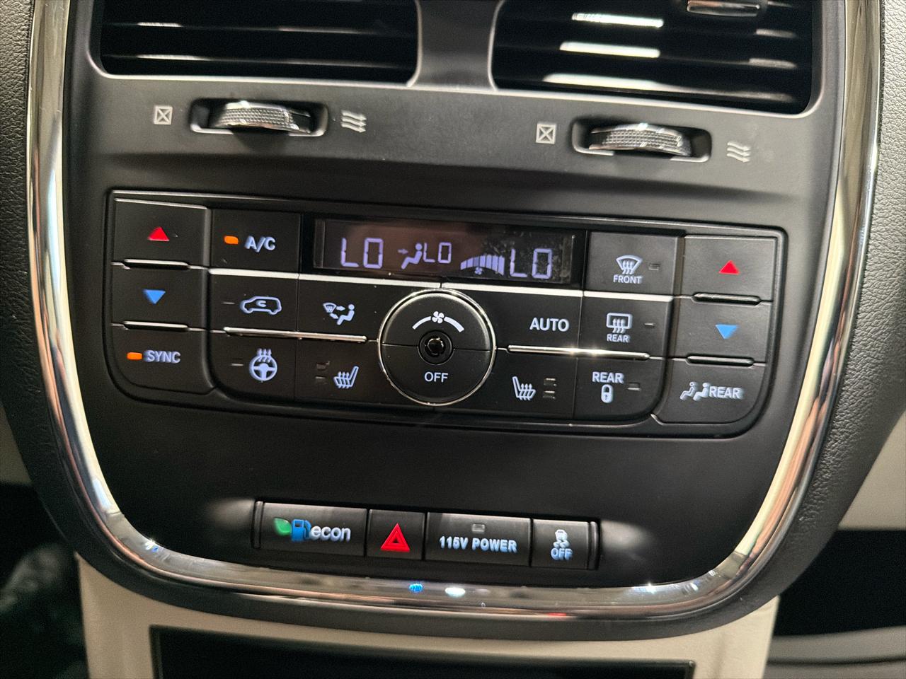 Chrysler Town & Country 4dr Wgn Touring-L Anniversary Edition 2016