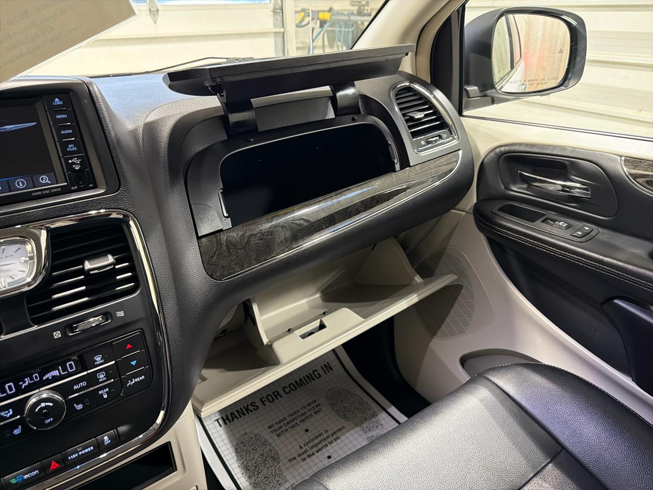 Chrysler Town & Country 4dr Wgn Touring-L Anniversary Edition 2016