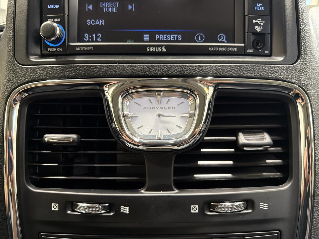 Chrysler Town & Country 4dr Wgn Touring-L Anniversary Edition 2016