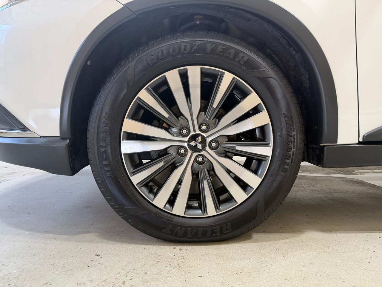 Mitsubishi Outlander SEL 4D SUV FWD 2019