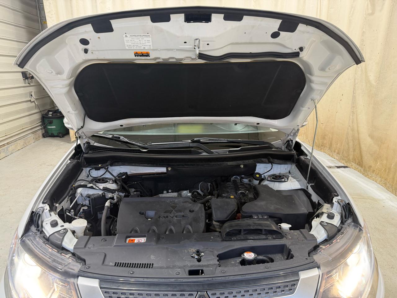 Mitsubishi Outlander SEL 4D SUV FWD 2019