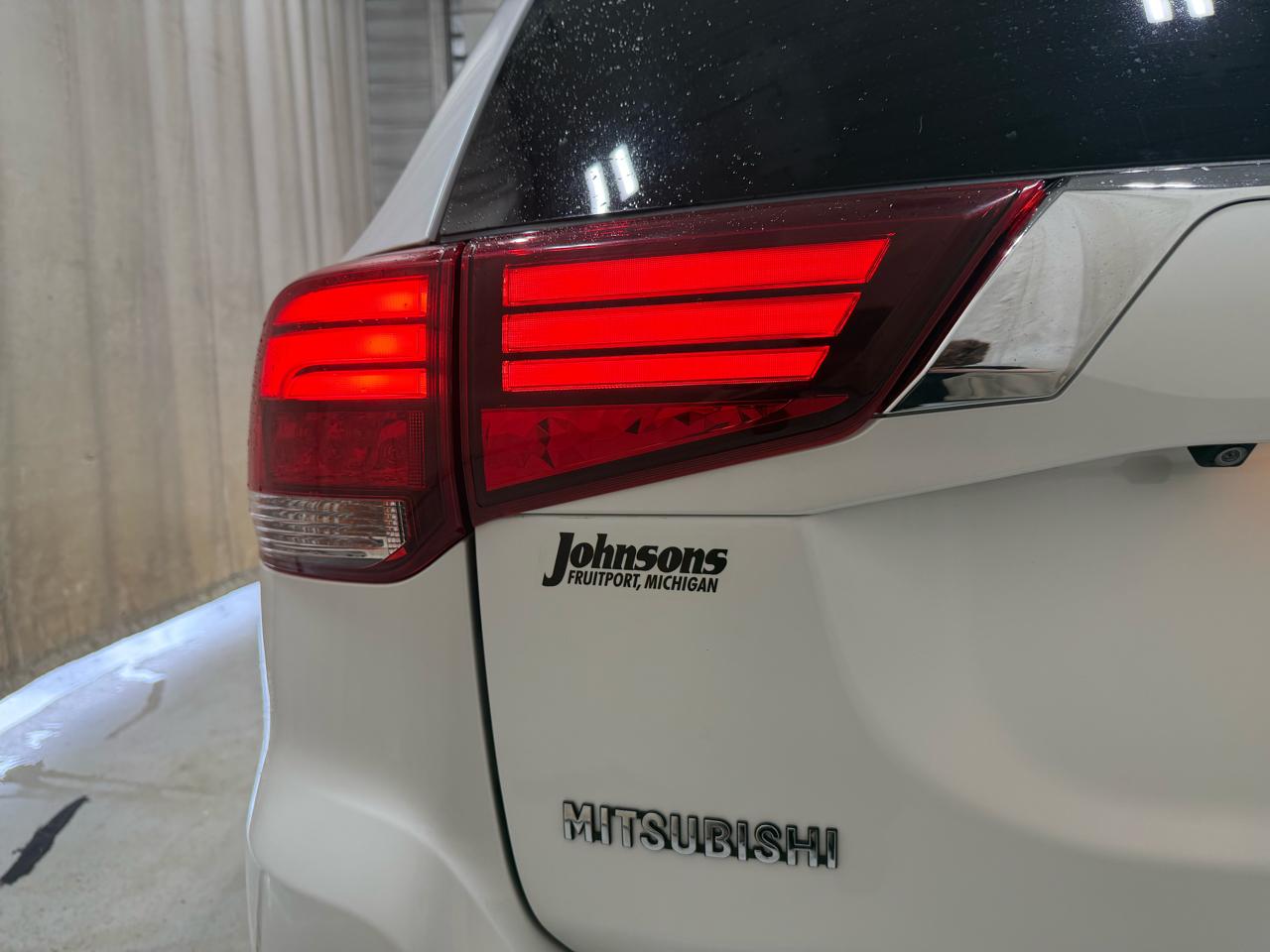 Mitsubishi Outlander SEL 4D SUV FWD 2019