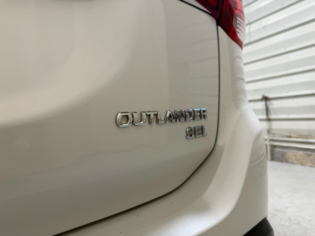 Mitsubishi Outlander SEL 4D SUV FWD 2019