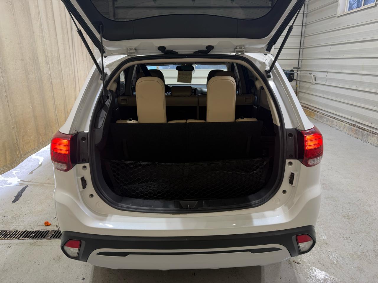 Mitsubishi Outlander SEL 4D SUV FWD 2019