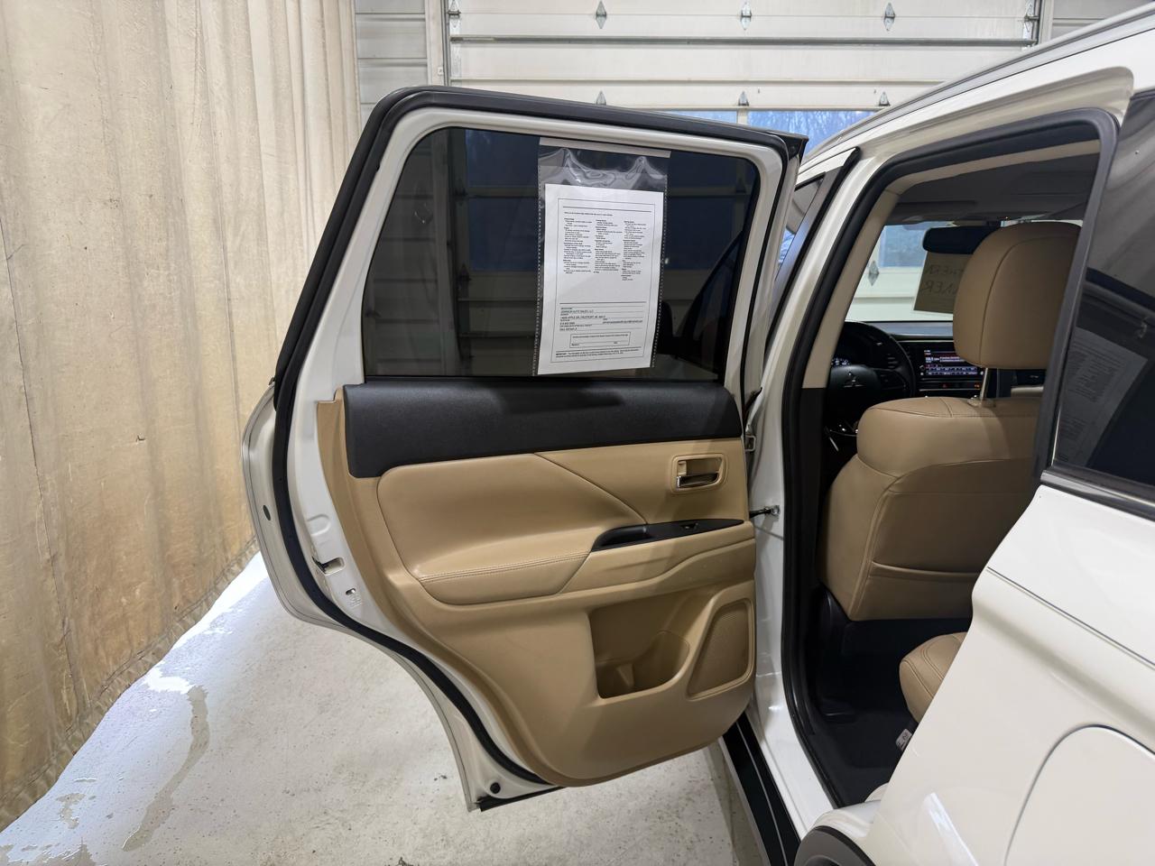 Mitsubishi Outlander SEL 4D SUV FWD 2019