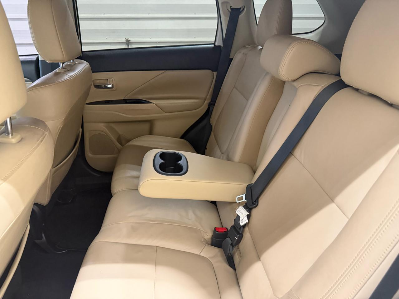 Mitsubishi Outlander SEL 4D SUV FWD 2019