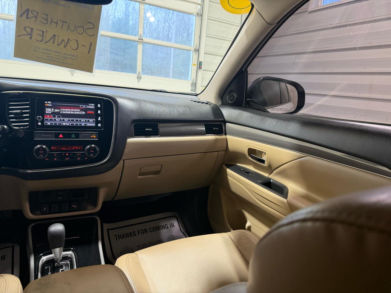 Mitsubishi Outlander SEL 4D SUV FWD 2019