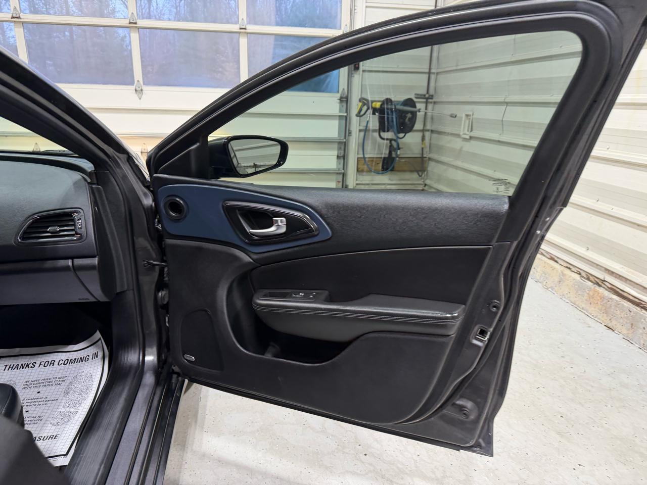 Chrysler 200 4dr Sdn S AWD 2016