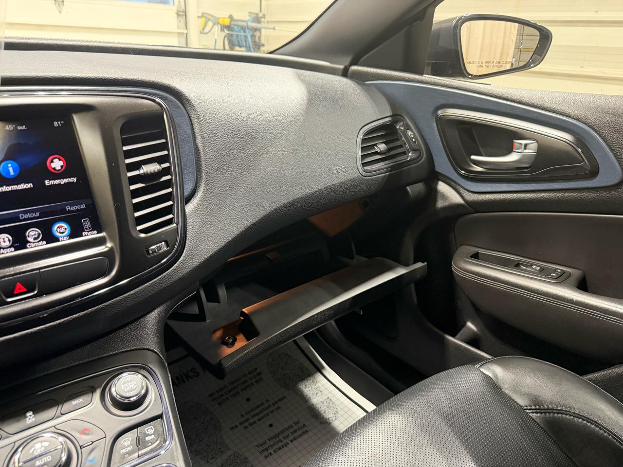 Chrysler 200 4dr Sdn S AWD 2016