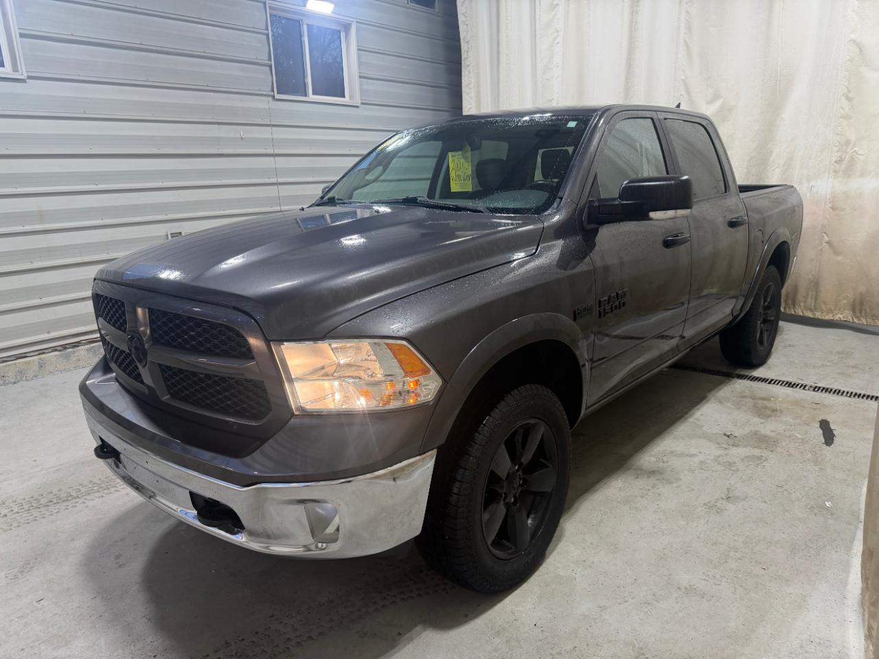 RAM 1500 4WD Crew Cab 140.5" Outdoorsman 2015