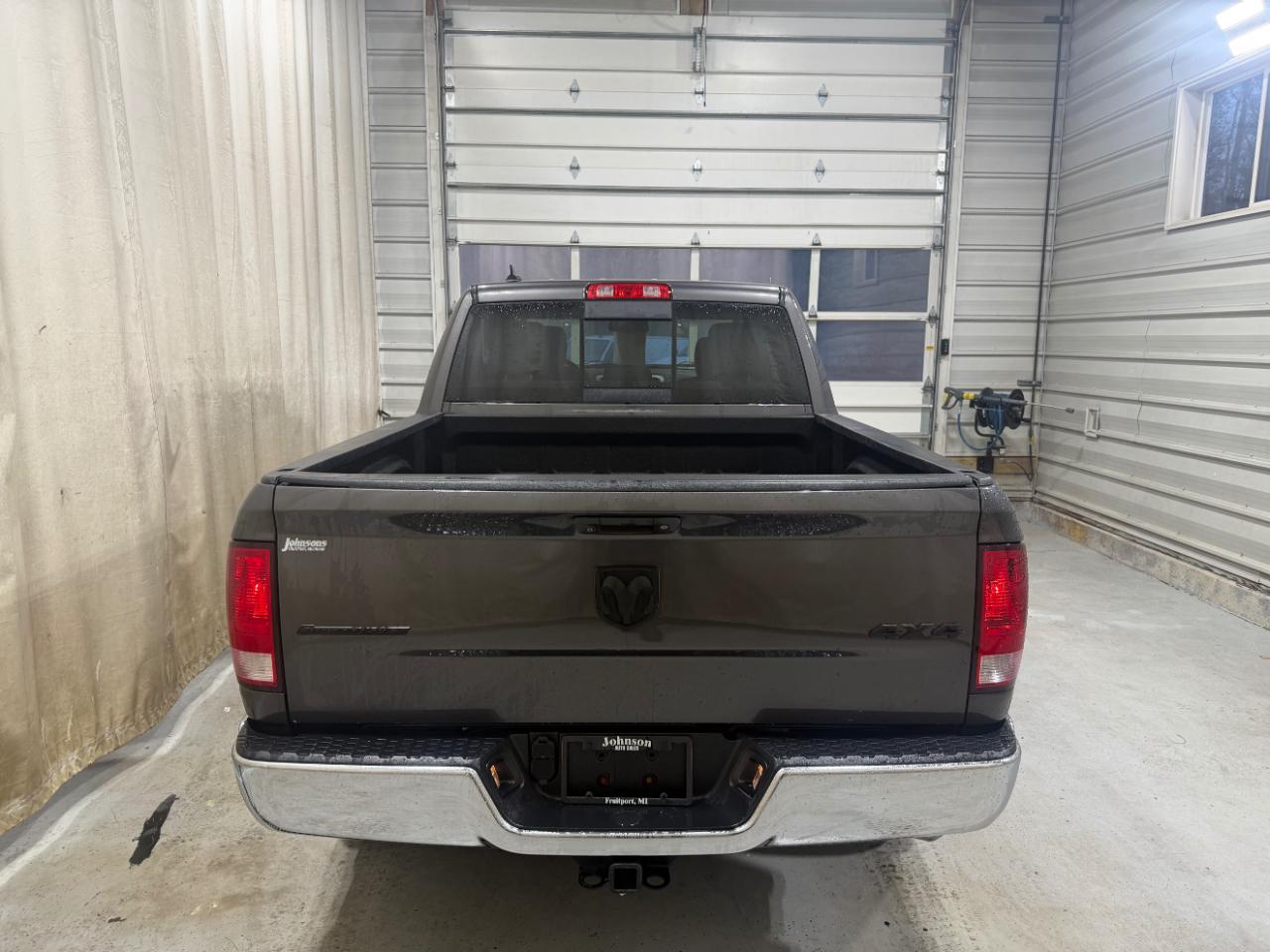 RAM 1500 4WD Crew Cab 140.5" Outdoorsman 2015