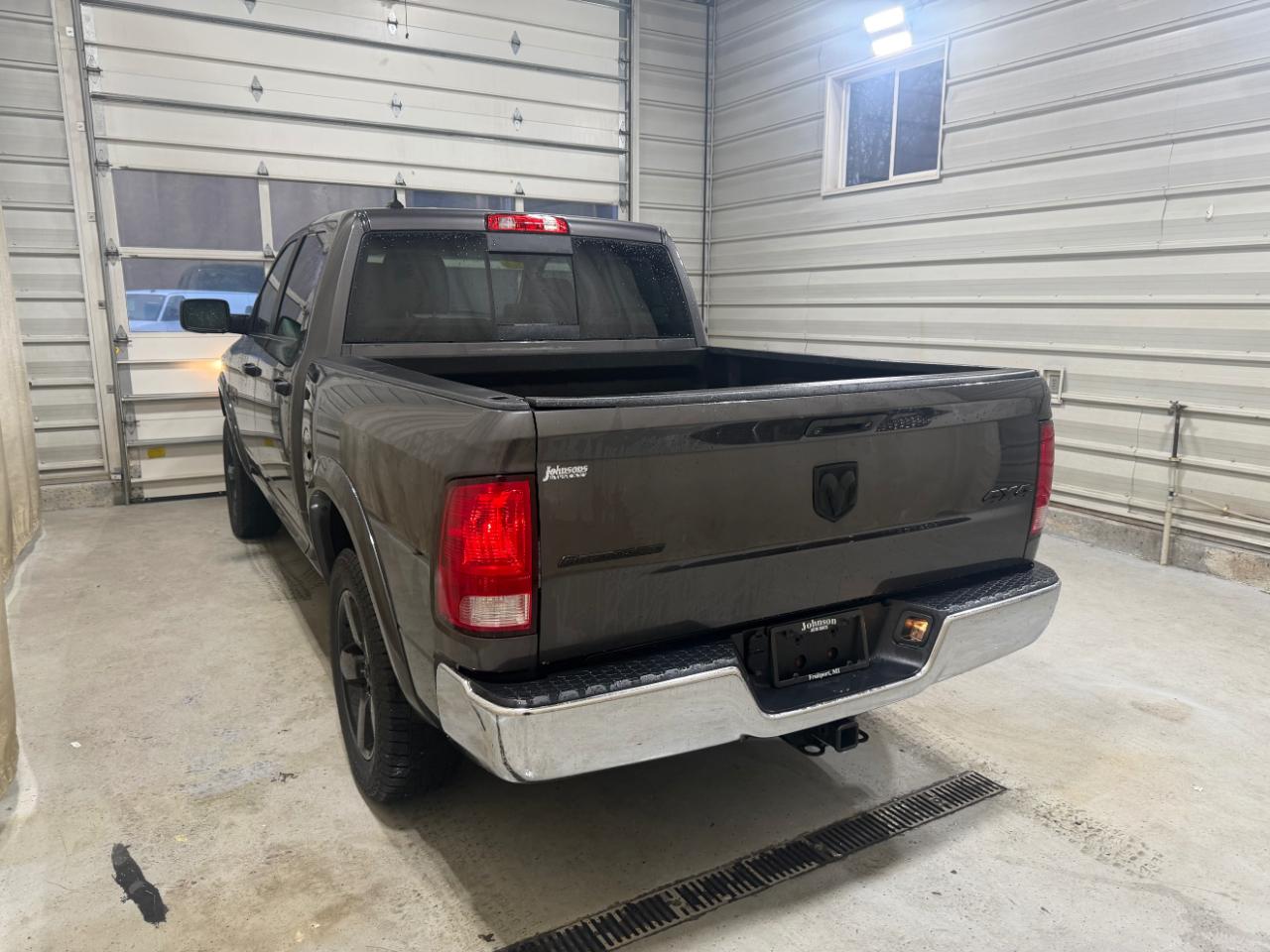 RAM 1500 4WD Crew Cab 140.5" Outdoorsman 2015