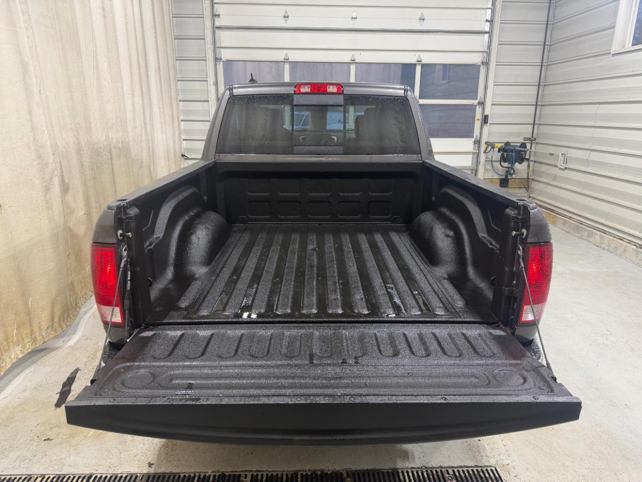 RAM 1500 4WD Crew Cab 140.5" Outdoorsman 2015