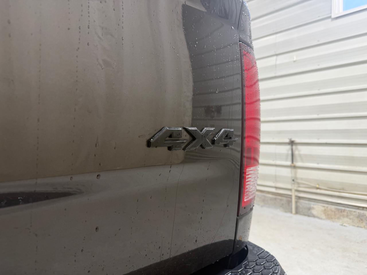 RAM 1500 4WD Crew Cab 140.5" Outdoorsman 2015