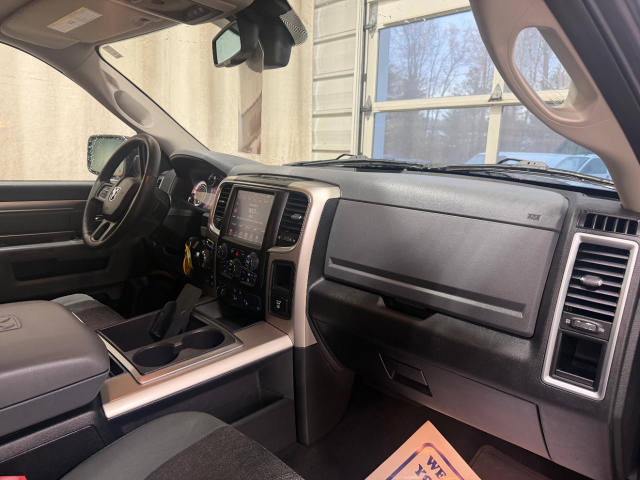 RAM 1500 4WD Crew Cab 140.5" Outdoorsman 2015