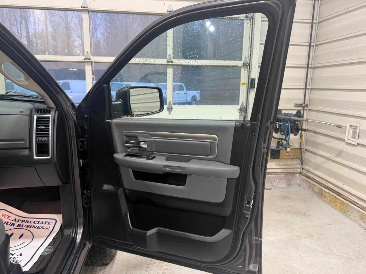 RAM 1500 4WD Crew Cab 140.5" Outdoorsman 2015