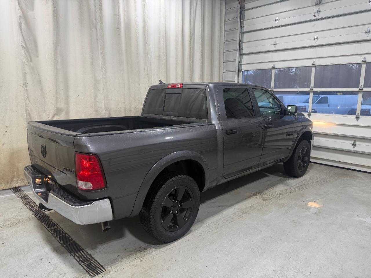 RAM 1500 4WD Crew Cab 140.5" Outdoorsman 2015