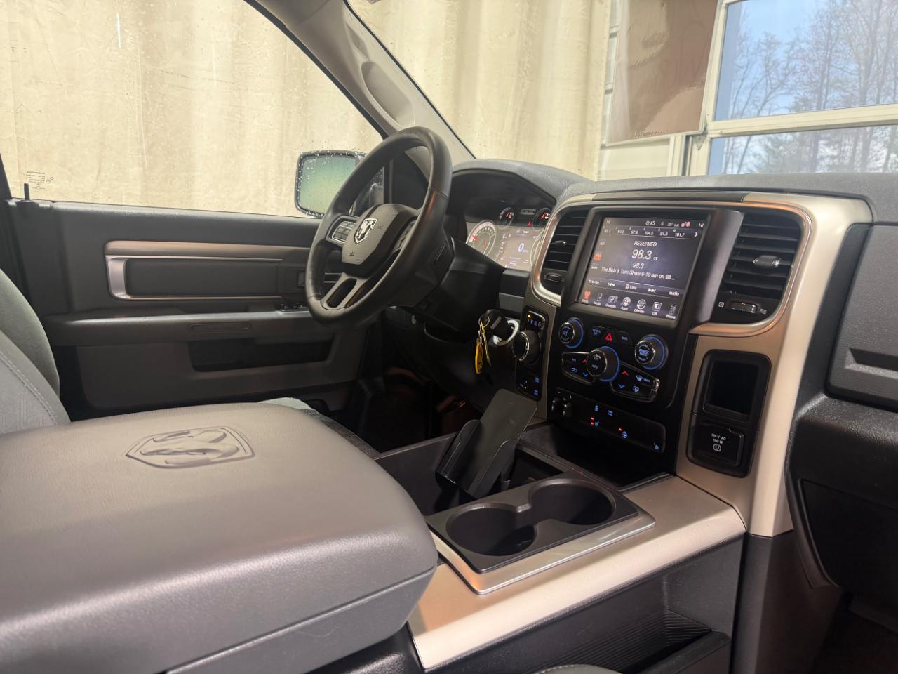 RAM 1500 4WD Crew Cab 140.5" Outdoorsman 2015