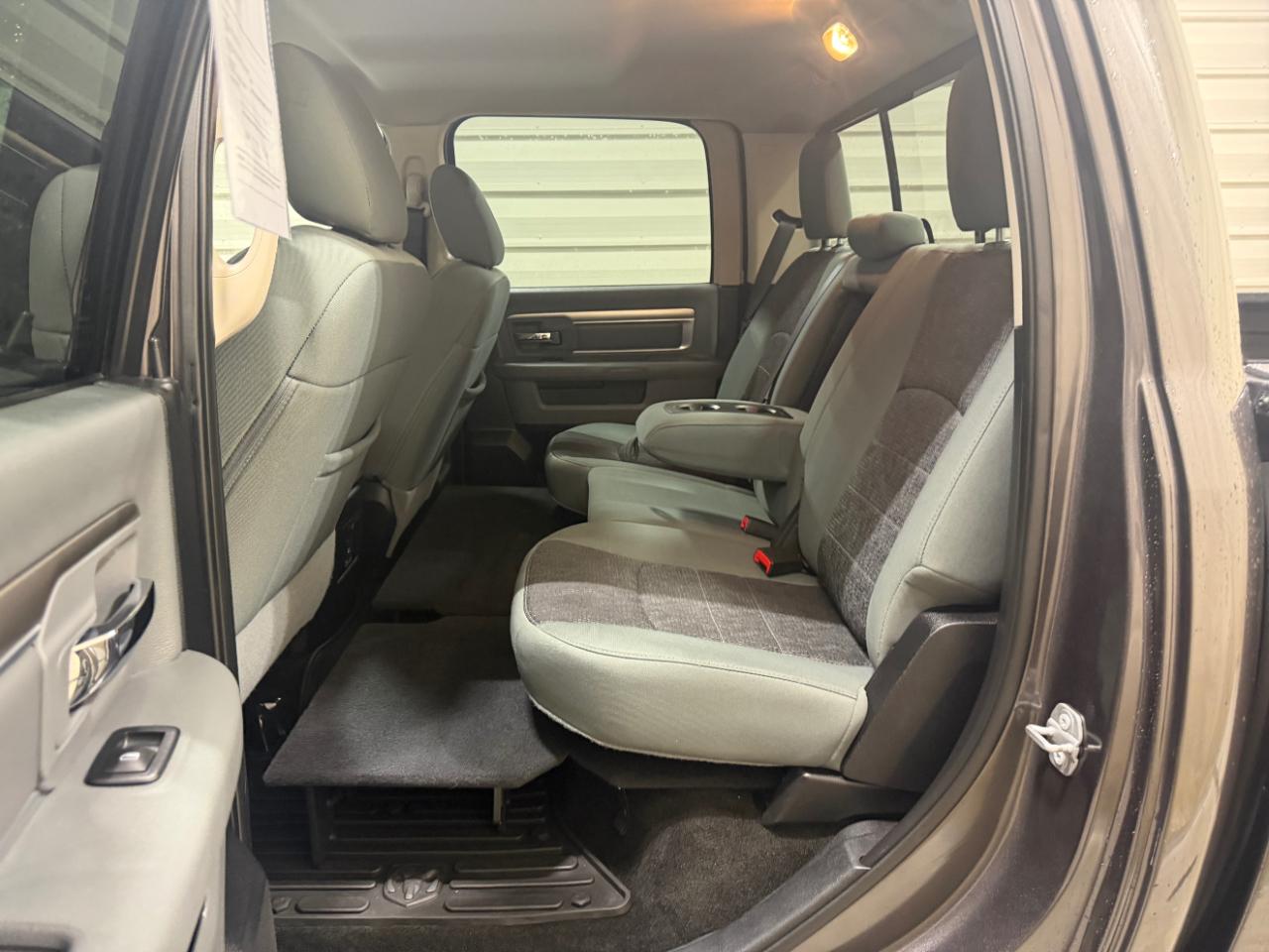 RAM 1500 4WD Crew Cab 140.5" Outdoorsman 2015