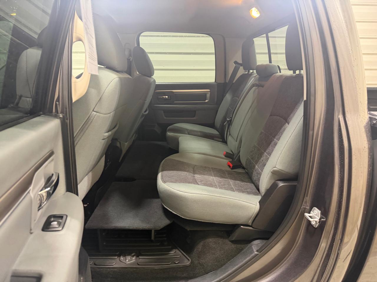 RAM 1500 4WD Crew Cab 140.5" Outdoorsman 2015